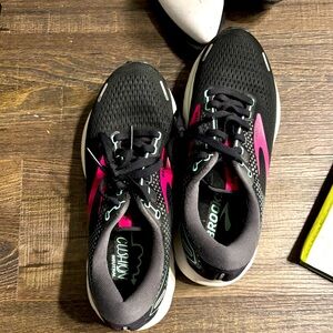 Like new brooks tennishoes